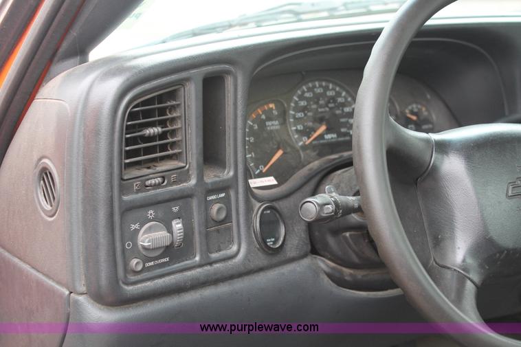 image for item I8033 2002 Chevrolet 2500 utility truck