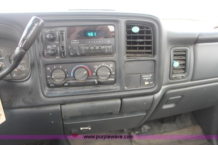 image for item I8033 2002 Chevrolet 2500 utility truck