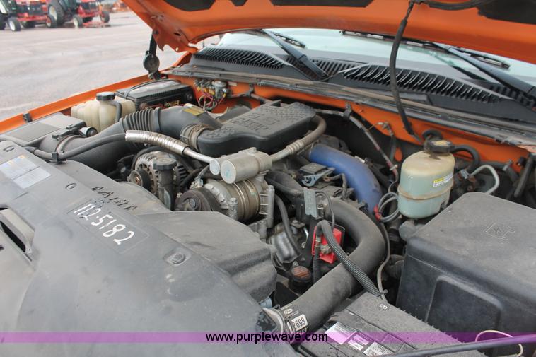 image for item I8033 2002 Chevrolet 2500 utility truck