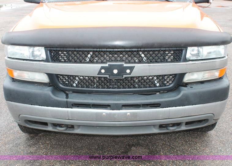 image for item I8033 2002 Chevrolet 2500 utility truck