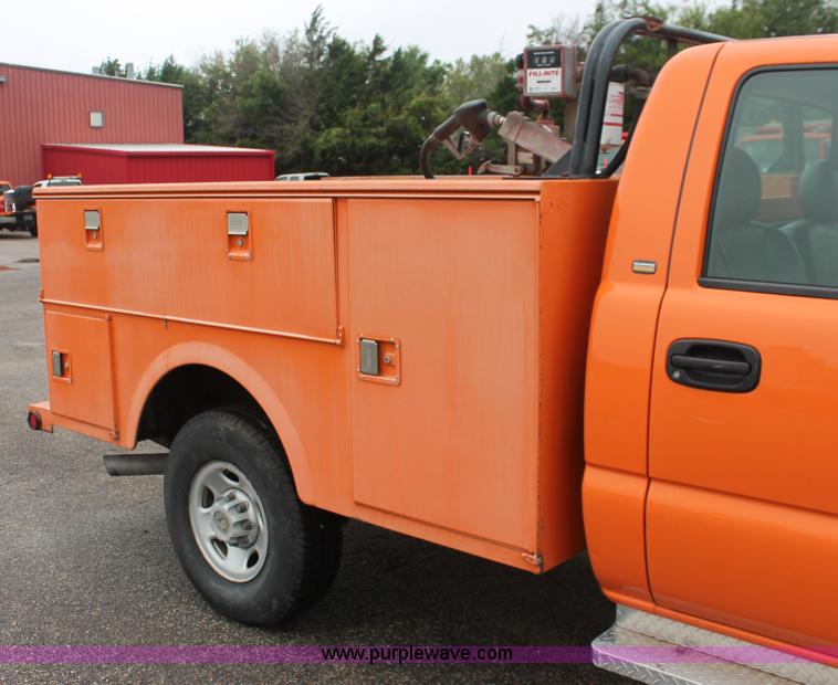 image for item I8033 2002 Chevrolet 2500 utility truck