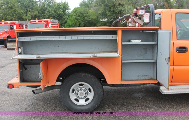 image for item I8033 2002 Chevrolet 2500 utility truck