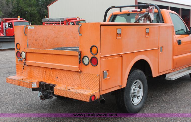 image for item I8033 2002 Chevrolet 2500 utility truck