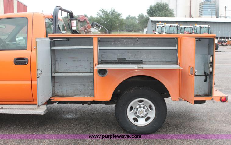 image for item I8033 2002 Chevrolet 2500 utility truck