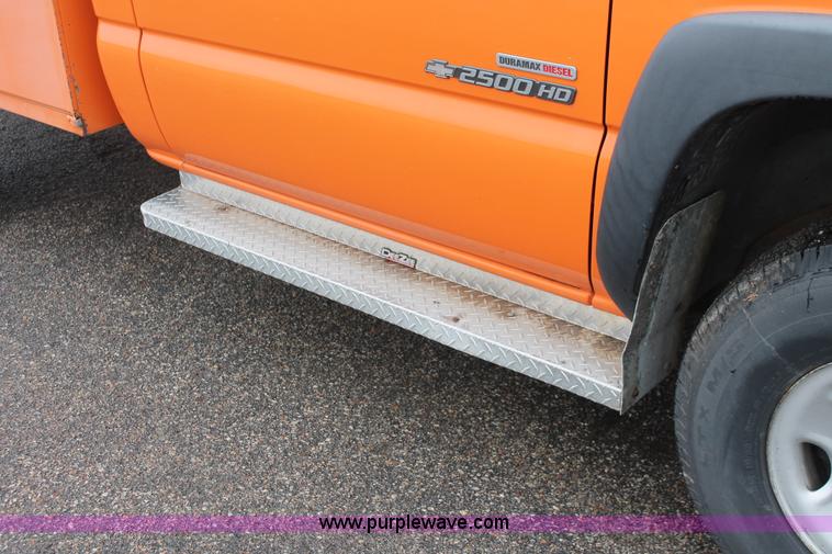 image for item I8033 2002 Chevrolet 2500 utility truck