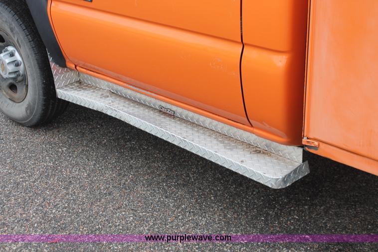 image for item I8033 2002 Chevrolet 2500 utility truck