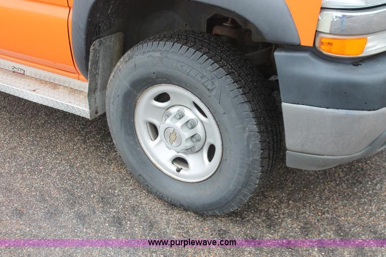 image for item I8033 2002 Chevrolet 2500 utility truck