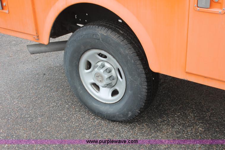 image for item I8033 2002 Chevrolet 2500 utility truck