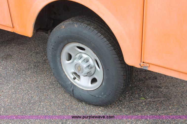 image for item I8033 2002 Chevrolet 2500 utility truck