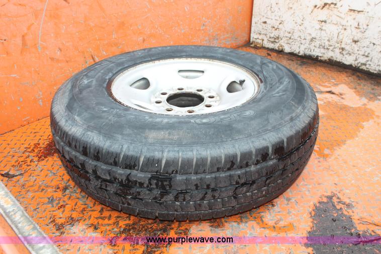 image for item I8033 2002 Chevrolet 2500 utility truck