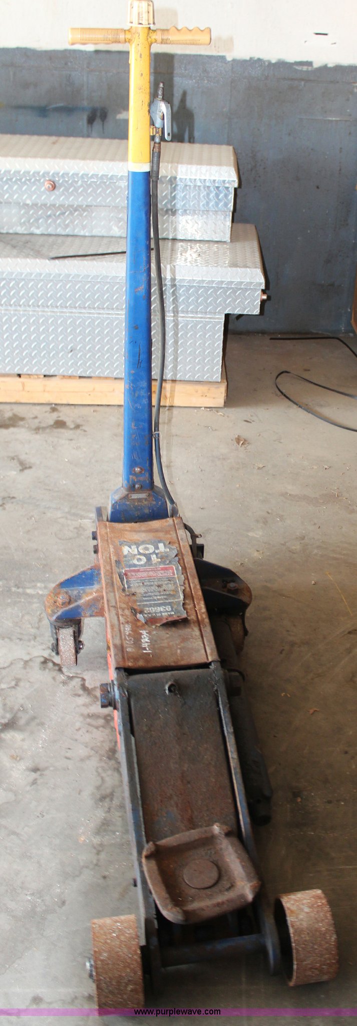 1990 Lincoln 10 ton floor jack in Topeka, KS Item AU9426 sold