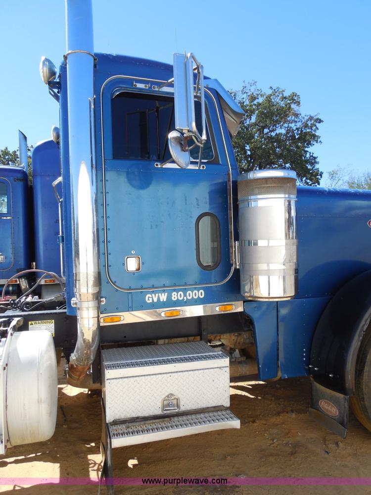 image for item E7548 1988 Peterbilt 379 semi truck