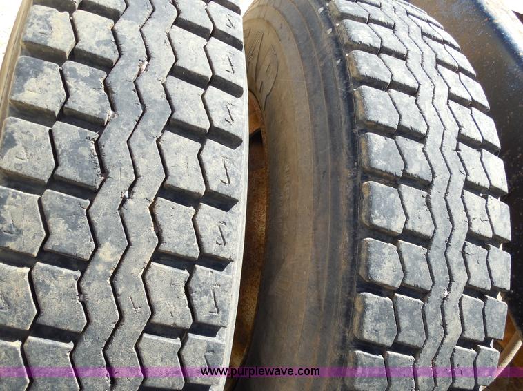 image for item E7548 1988 Peterbilt 379 semi truck