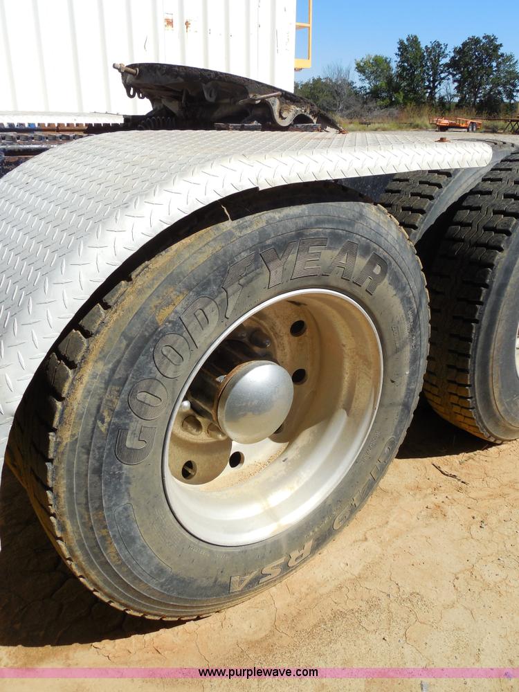 image for item E7548 1988 Peterbilt 379 semi truck