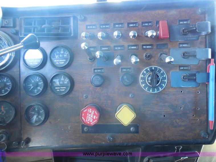 image for item E7548 1988 Peterbilt 379 semi truck