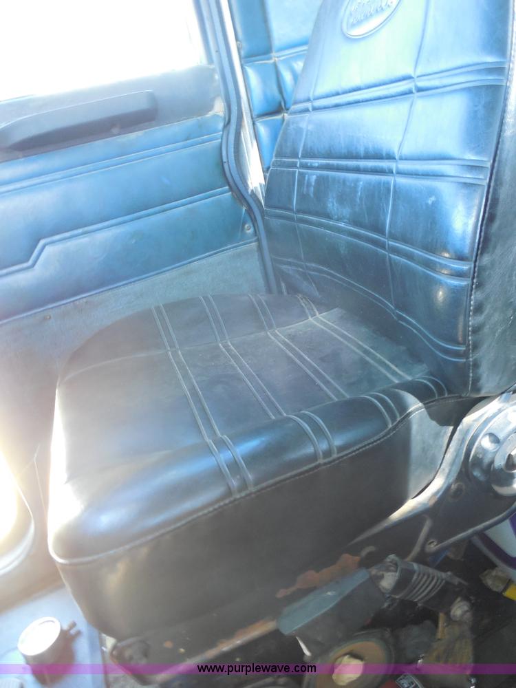 image for item E7548 1988 Peterbilt 379 semi truck