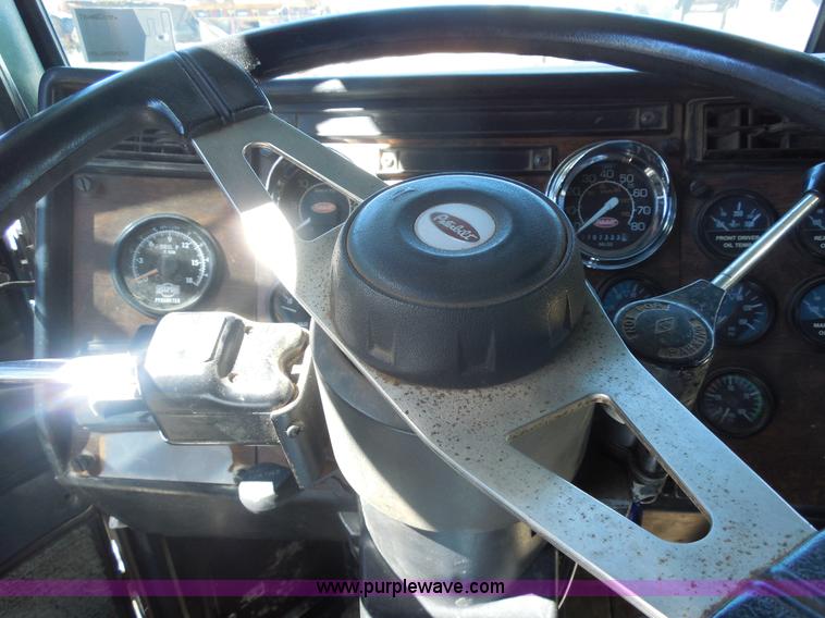 image for item E7548 1988 Peterbilt 379 semi truck
