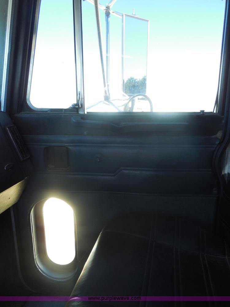 image for item E7548 1988 Peterbilt 379 semi truck