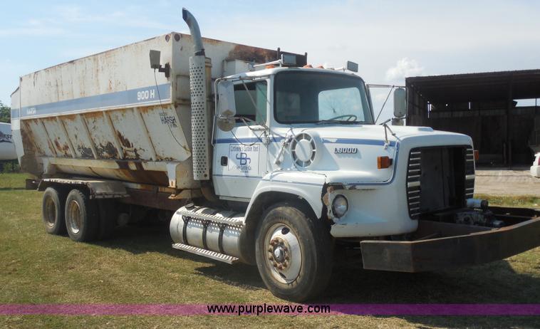 image for item E7601 1991 Ford LS9000 feed truck