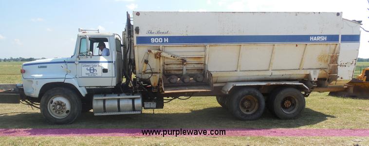 image for item E7601 1991 Ford LS9000 feed truck