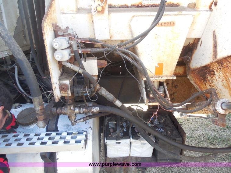 image for item E7601 1991 Ford LS9000 feed truck