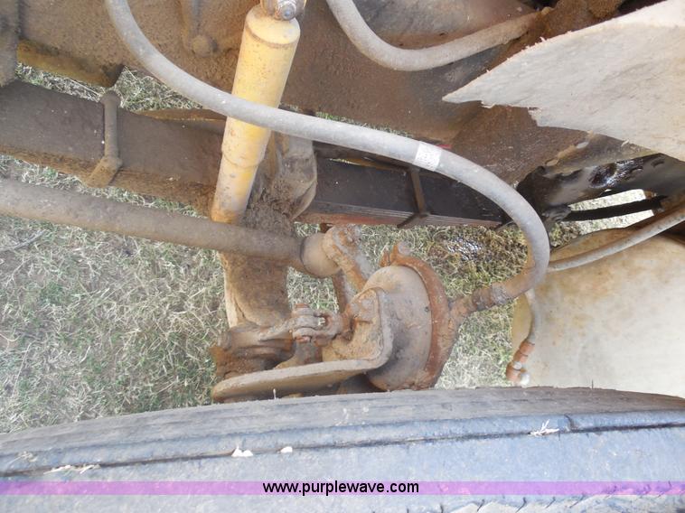 image for item E7601 1991 Ford LS9000 feed truck