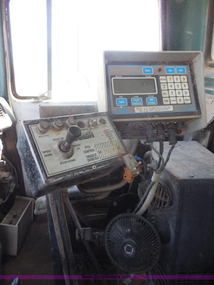 image for item E7601 1991 Ford LS9000 feed truck