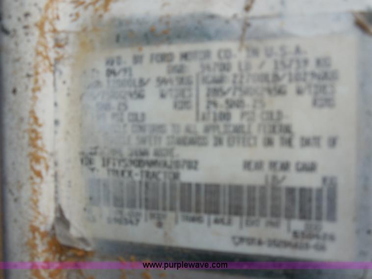 image for item E7601 1991 Ford LS9000 feed truck