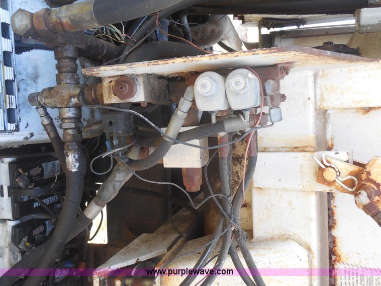 image for item E7601 1991 Ford LS9000 feed truck