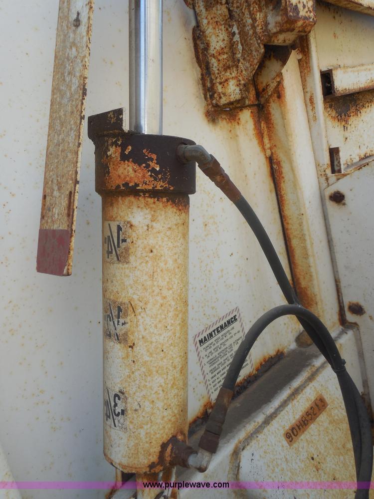 image for item E7601 1991 Ford LS9000 feed truck