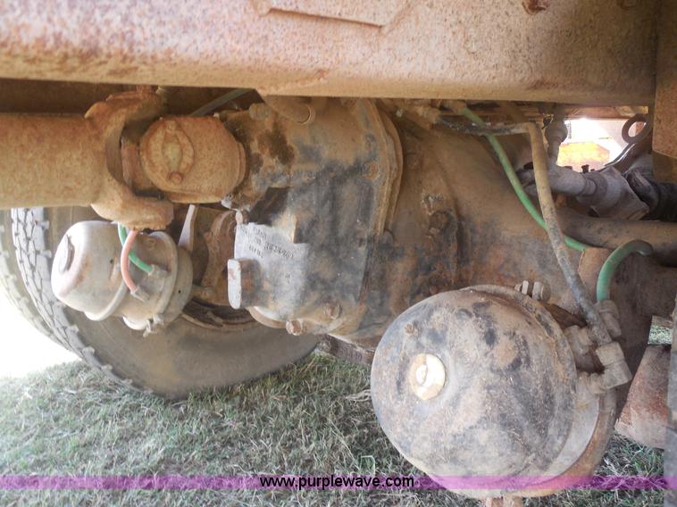 image for item E7601 1991 Ford LS9000 feed truck