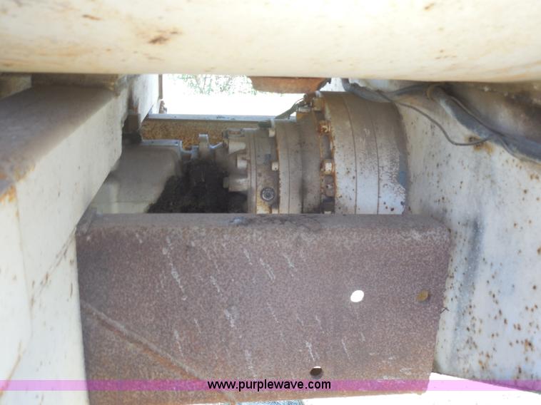 image for item E7601 1991 Ford LS9000 feed truck