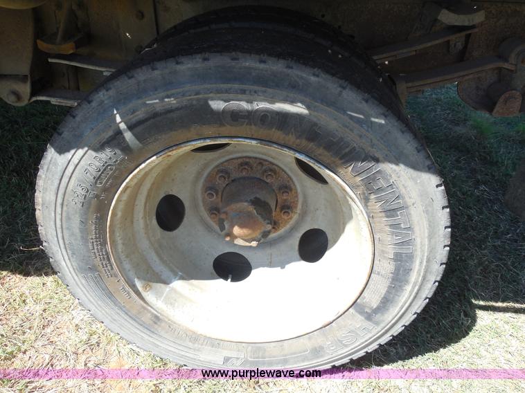 image for item E7716 1992 Chevrolet 3500HD flatbed truck