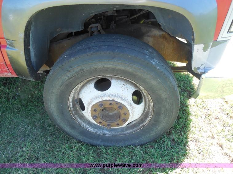 image for item E7716 1992 Chevrolet 3500HD flatbed truck