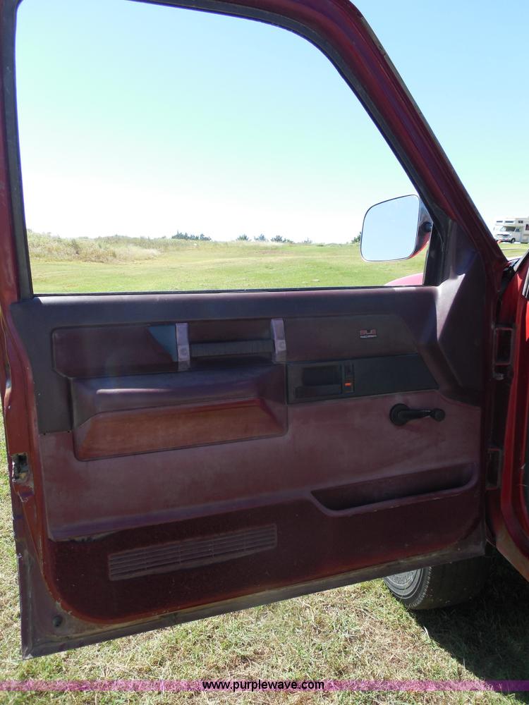 image for item E7716 1992 Chevrolet 3500HD flatbed truck