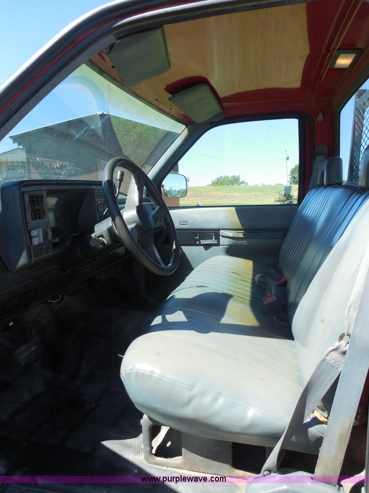 image for item E7716 1992 Chevrolet 3500HD flatbed truck