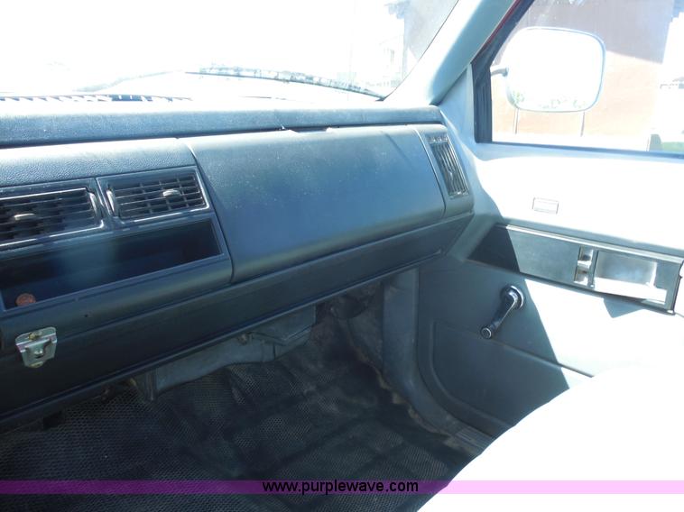 image for item E7716 1992 Chevrolet 3500HD flatbed truck