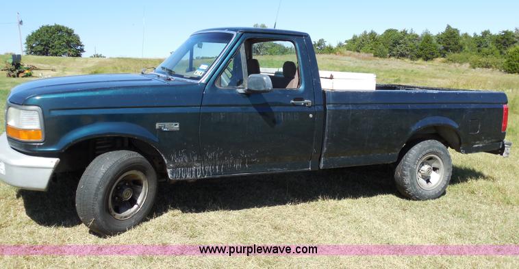 image for item E7718 1995 Ford F150 XL pickup truck