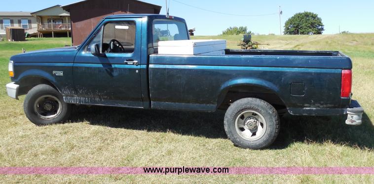 image for item E7718 1995 Ford F150 XL pickup truck