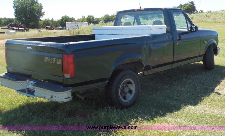 image for item E7718 1995 Ford F150 XL pickup truck