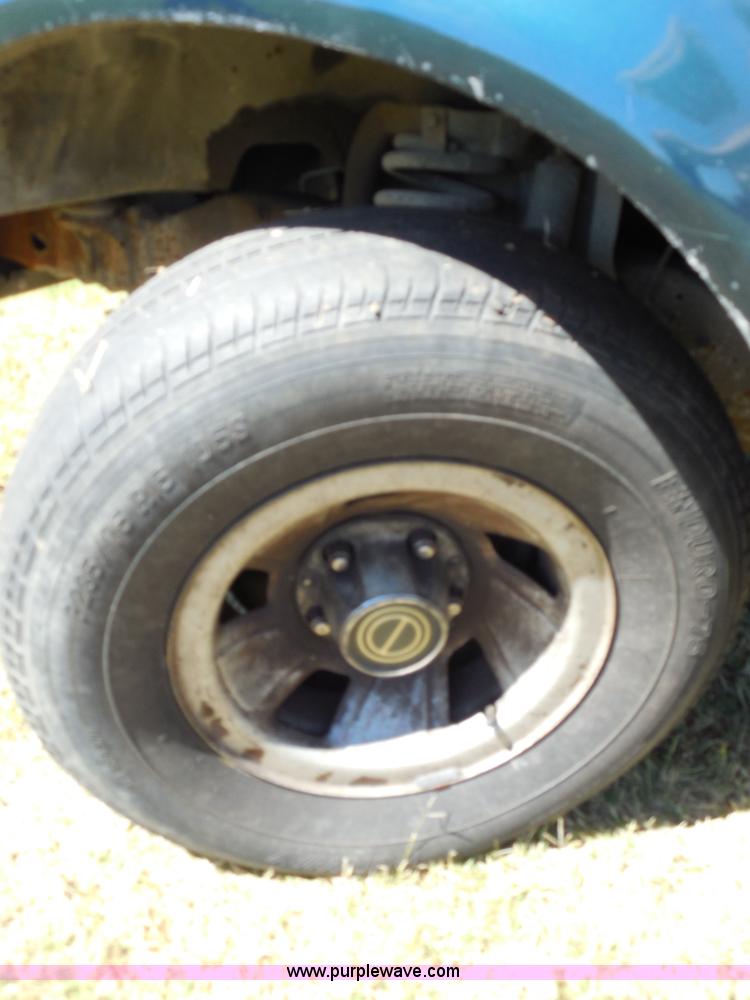 image for item E7718 1995 Ford F150 XL pickup truck