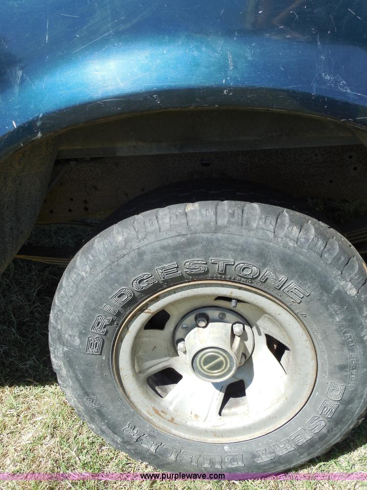 image for item E7718 1995 Ford F150 XL pickup truck