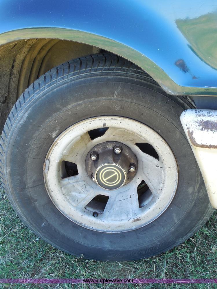 image for item E7718 1995 Ford F150 XL pickup truck