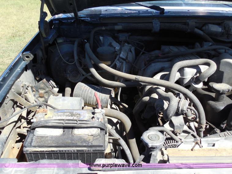 image for item E7718 1995 Ford F150 XL pickup truck