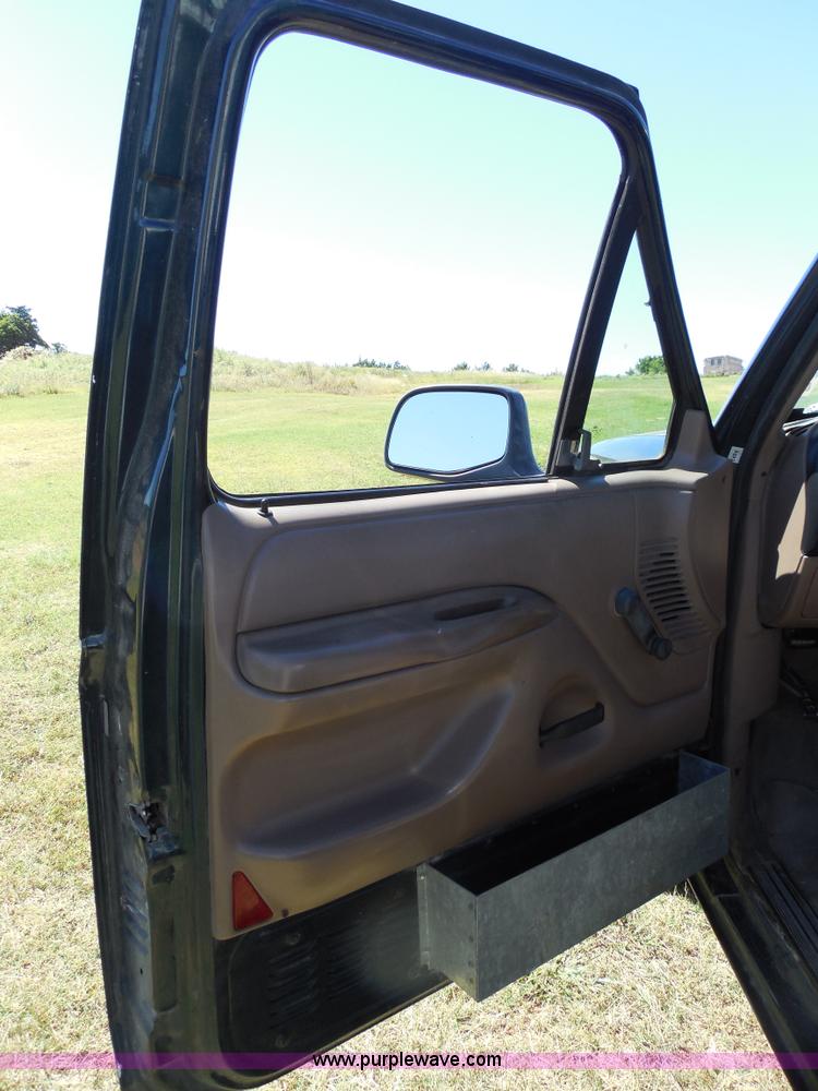 image for item E7718 1995 Ford F150 XL pickup truck