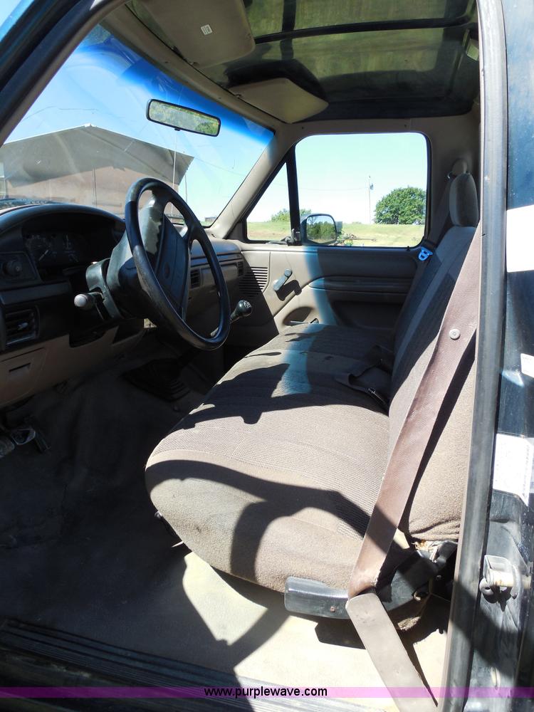 image for item E7718 1995 Ford F150 XL pickup truck