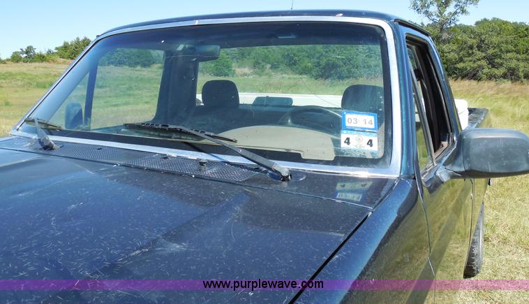 image for item E7718 1995 Ford F150 XL pickup truck