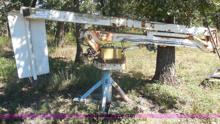 image for item E7733 Utility equipment DF2132 truck mounted bucket crane