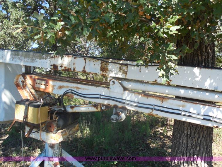 image for item E7733 Utility equipment DF2132 truck mounted bucket crane