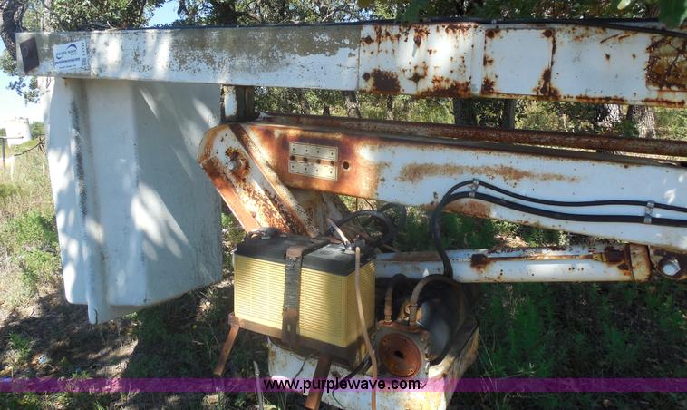 image for item E7733 Utility equipment DF2132 truck mounted bucket crane